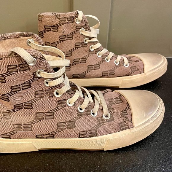 Men's Balenciaga Paris Distressed Monogram High-Top Sneakers EU42/US9 Brand New - Picture 1 of 5